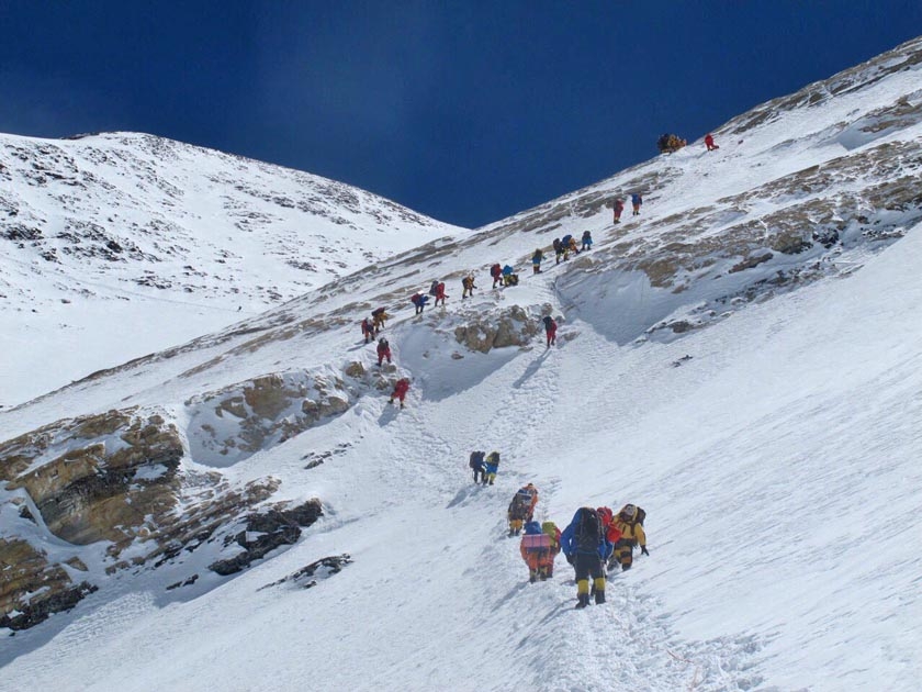  American climber dies on Mount Everest 