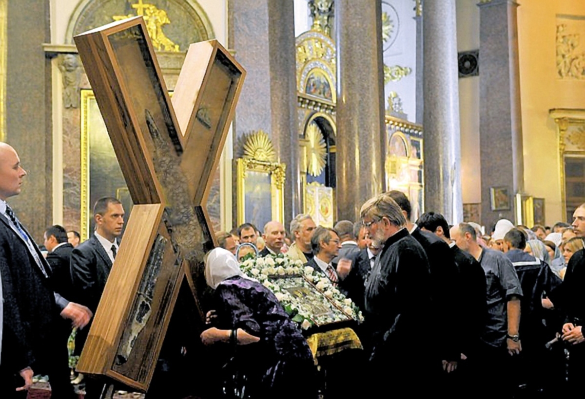  Thousands wait to see Saint s relic in Moscow 