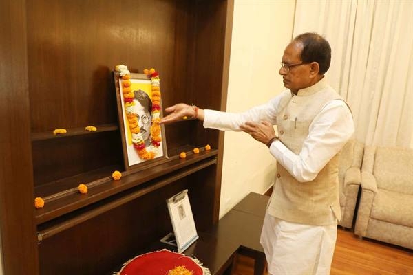 Chief Minister Chouhan Paid Homage to Freedom Fighter and Journalist Ganesh Shankar Vidyarthi on His Martyrdom Day