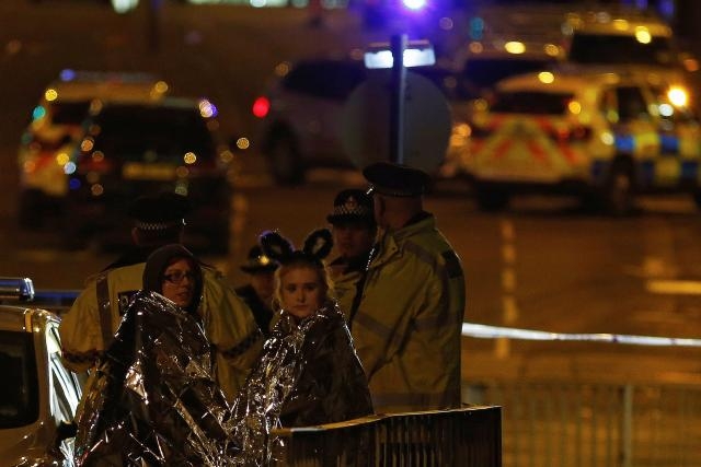  Ariana Grande  broken  after Manchester blast, suspends world tour (Second Lead) 