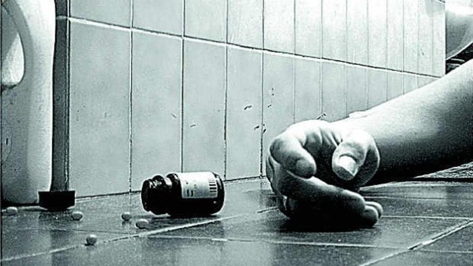  Bengaluru cop attempts suicide; poisons wife, 2 kids to death (Lead, Correcting name in Para 2) 