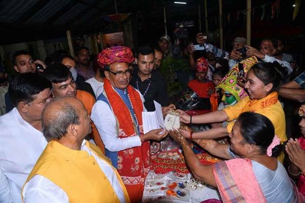 Chief Minister Chouhan Visited the Handicrafts Fair and Saw the Presentation of the Colorful Programme