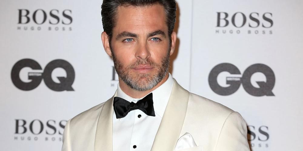  Chris Pine uses flip phone 