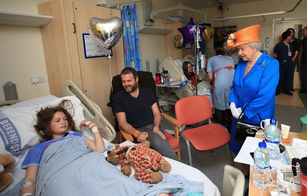  Queen Elizabeth II visits young victims of Manchester bombing 