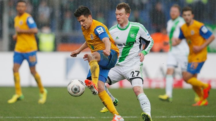  Wolfsburg beat Braunschweig in Bundesliga relegation playoff 
