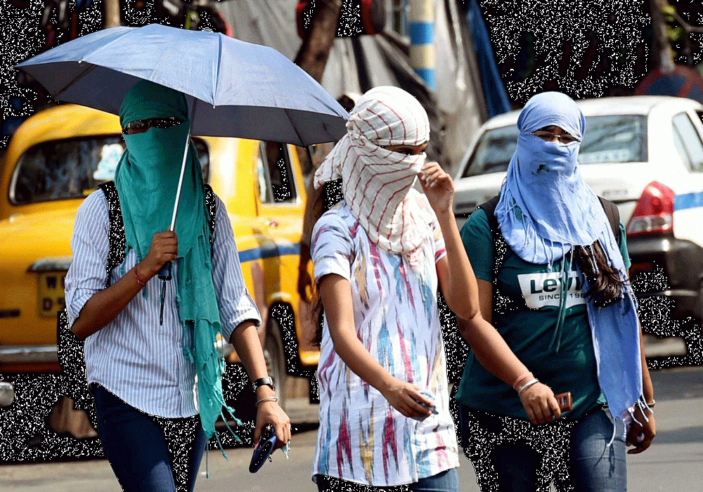  Delhi sizzles at 44 degrees C; respite likely on Saturday (Lead) 