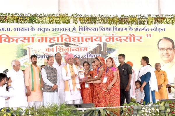 Services of medical specialists will be available with studies in medical college: CM Chouhan