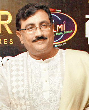  Suneel Darshan gives Bollywood launch to new singer 