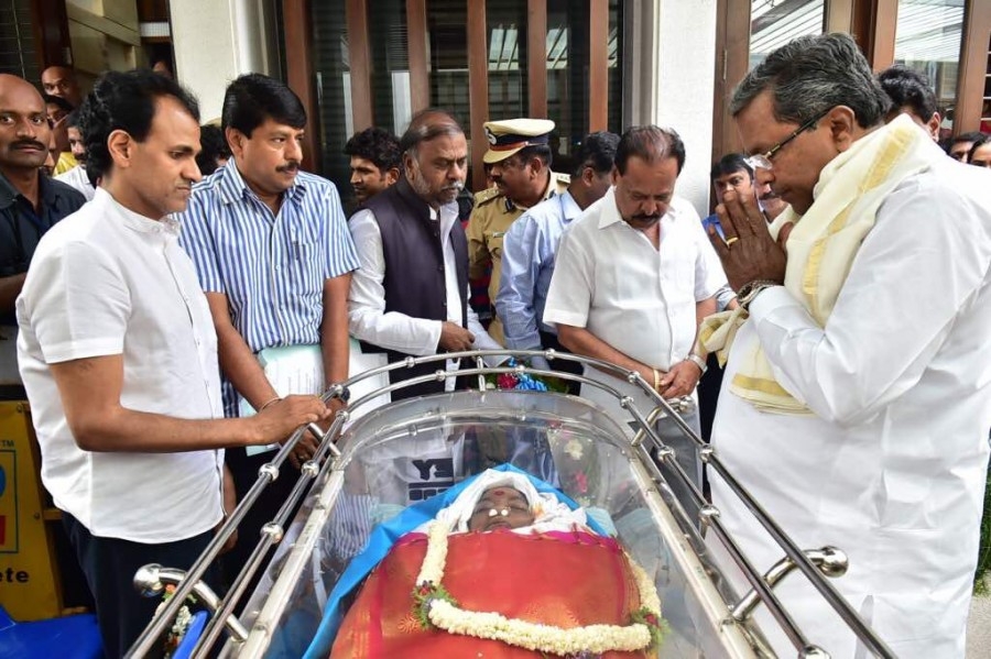  Kannada film producer Parvathamma dead; tearful adieu in Bengaluru (Lead) 
