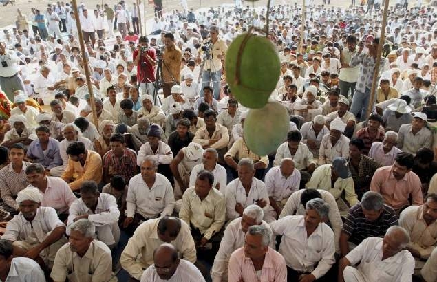  Stray violence mars Maharashtra farmers strike (Lead) 