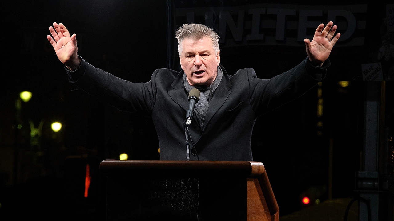  Baldwin defends Griffin after Trump photo controversy 