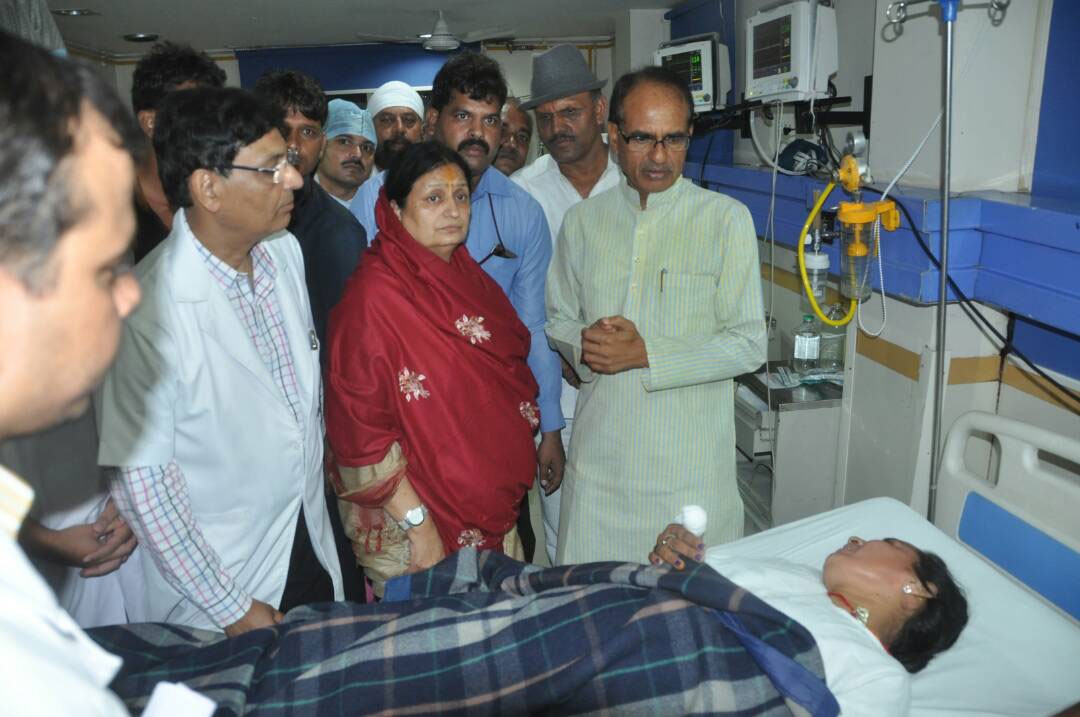 Chief Minister reaches hospital to see injured persons