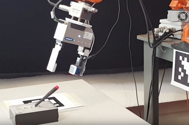  Tactile sensors may help robots handle household items 