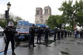  Man shot after attacking police officer at Paris s Notre Dame (Lead) 