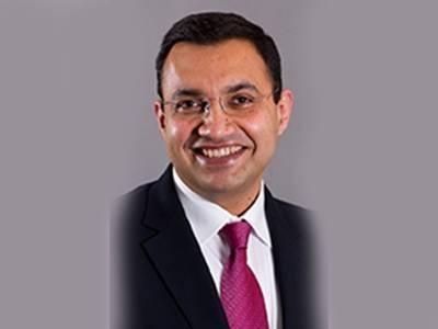  Indian-origin lawyer dies after being hit by train in US 