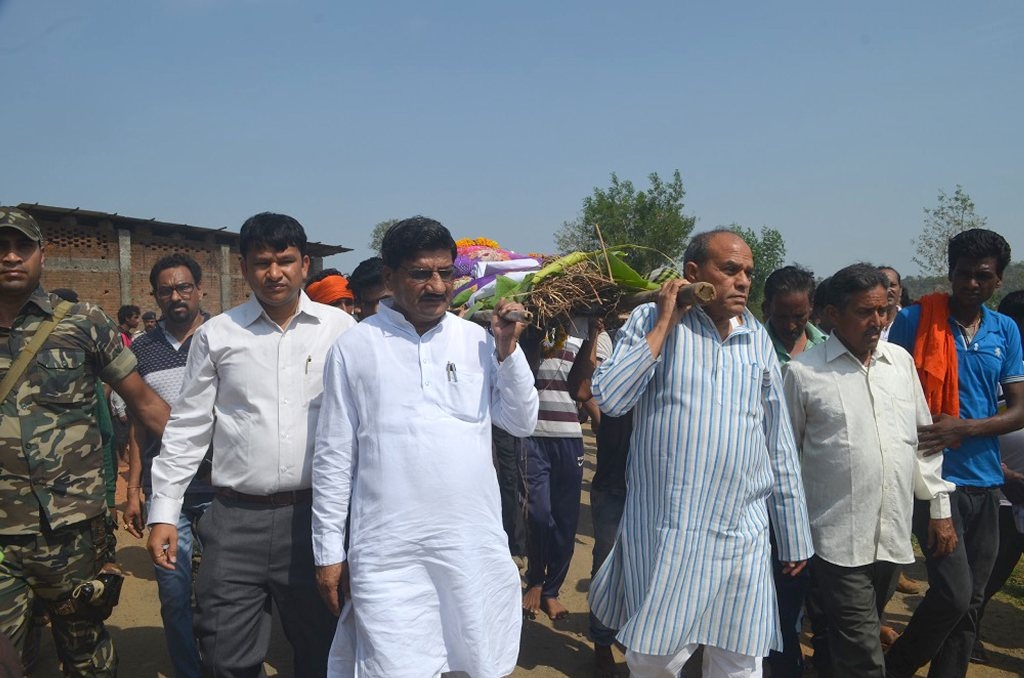 Agriculture Minister Bisen takes part in last rites of Khairi blast victims