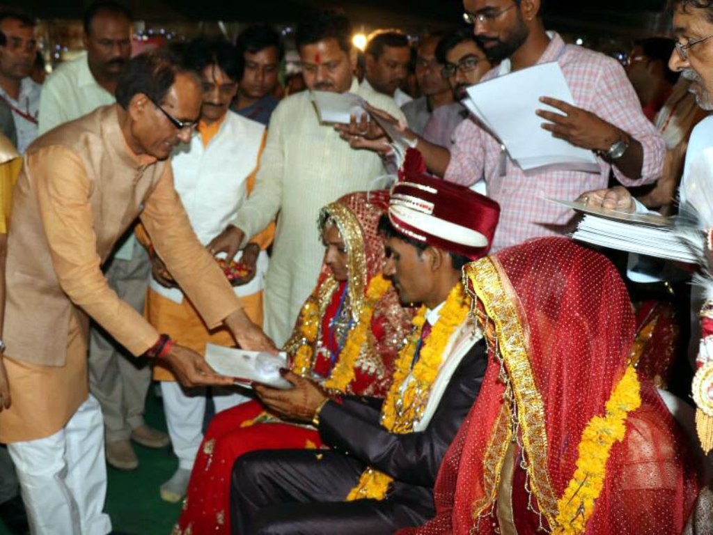 CM Shivraj Singh Chouhan blesses newly-wed couples