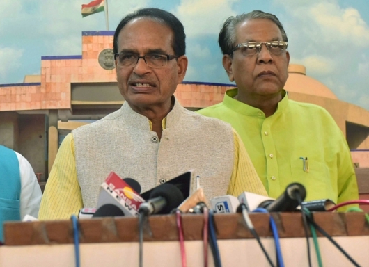  Chouhan to sit on indefinite fast for peace, Congress, CPI-M slam drama (Lead) 