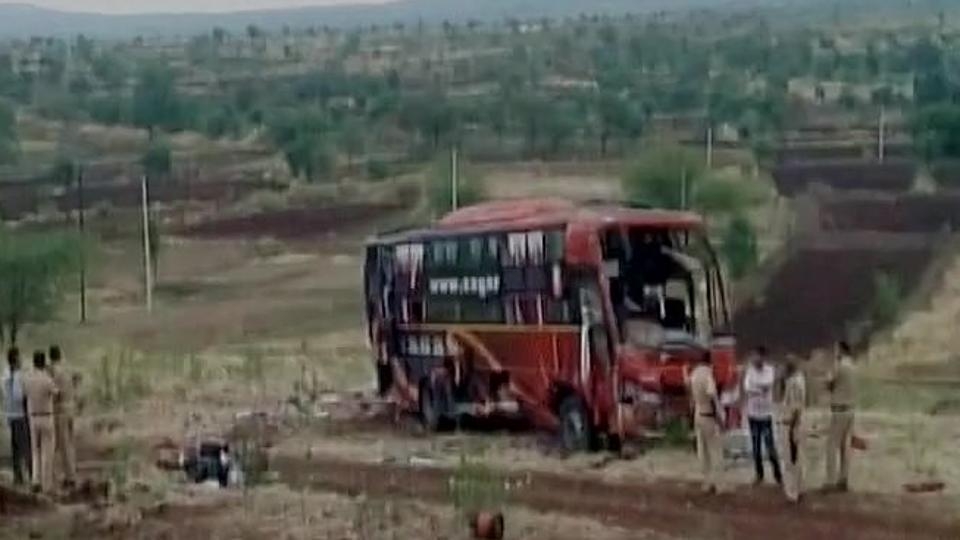  Nine perish in Mumbai-Beed bus accident (Lead) 