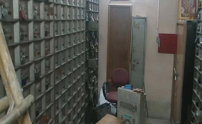  26 bank lockers burlged, say police 