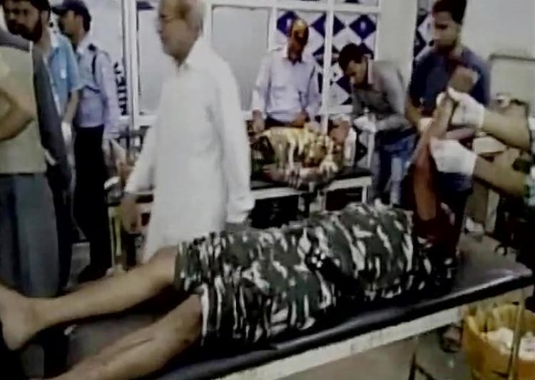  Nine CRPF troopers injured in Kashmir grenade attack (Lead) 