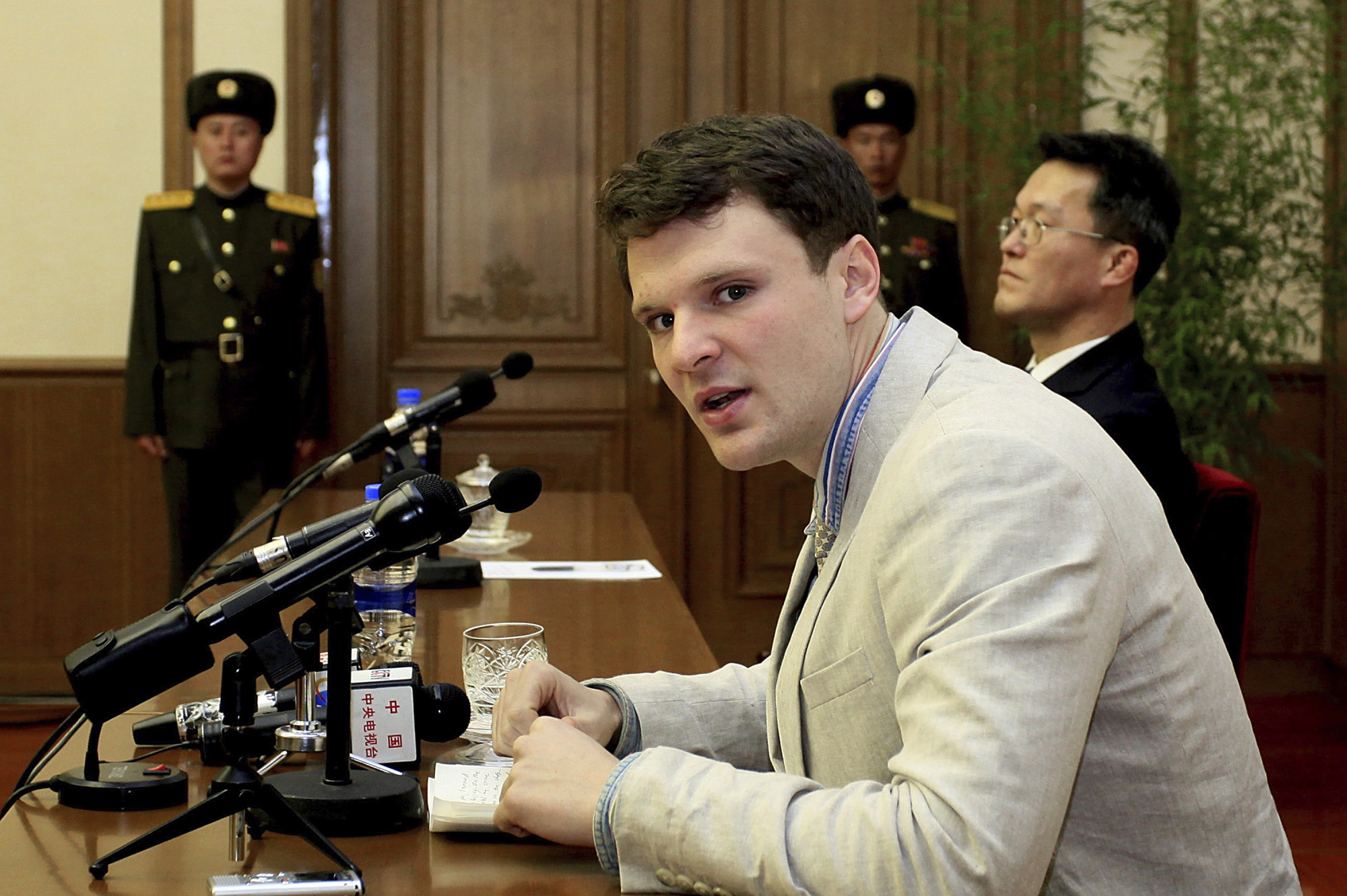  North Korea releases jailed US student 