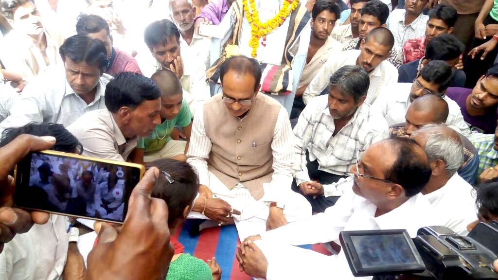 CM Chouhan Pays Tribute to Late Shri Kanhaiyyalal at Chillod Pipalya