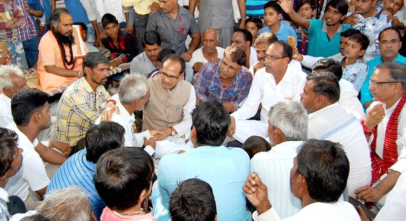 CM paid tributes to deceased Punamchand and consoled his relatives in Takrawad