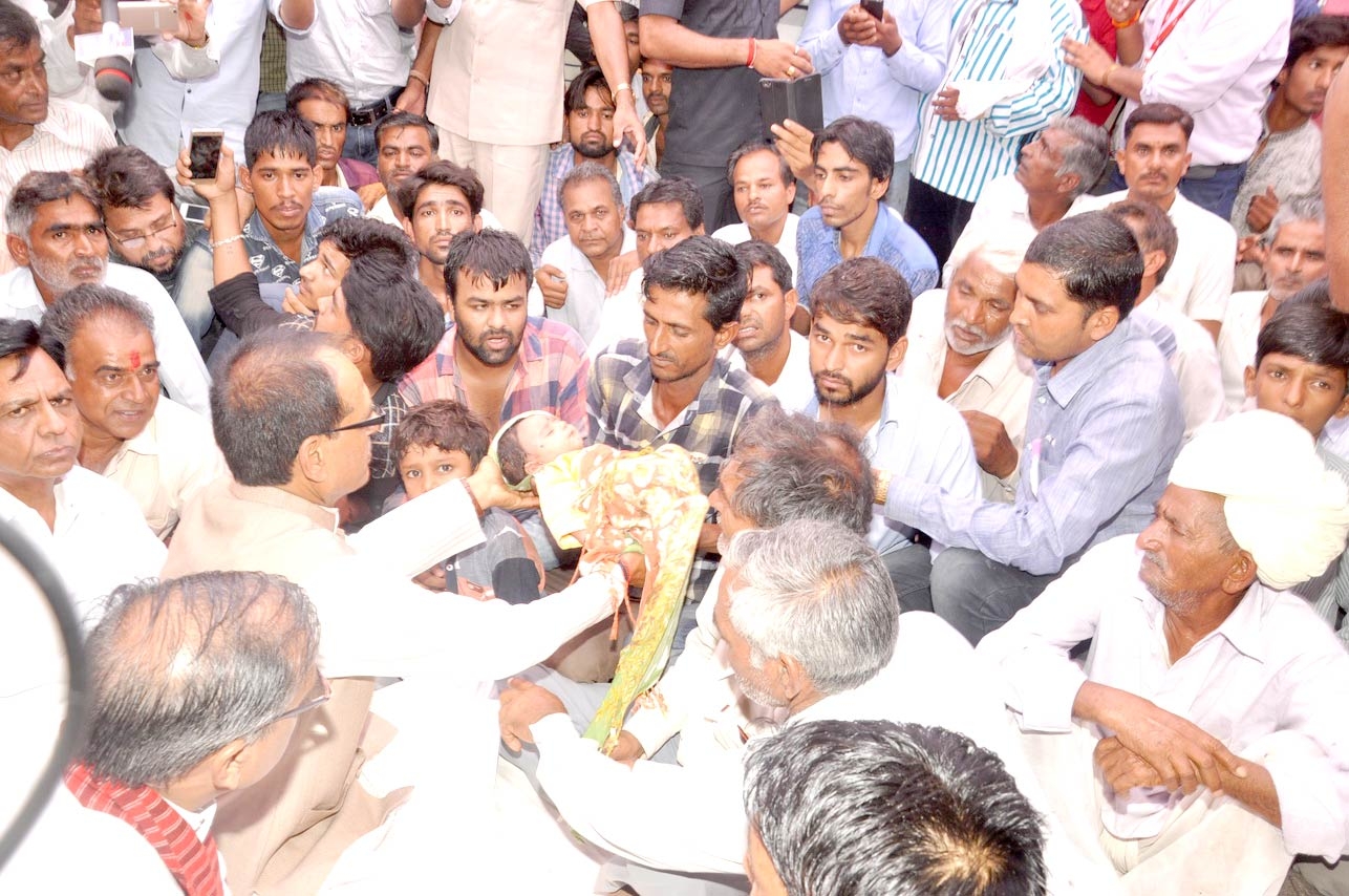Chief Minister Chouhan visits deceased farmers home in Mandsaur and Neemuch