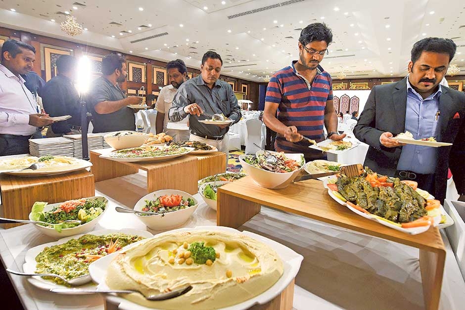  Dubai Municipality offers iftar meals to workers 