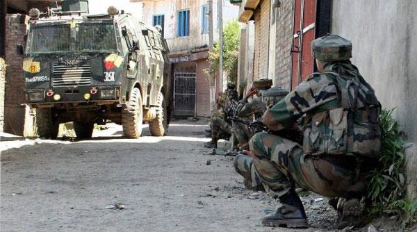  Two policemen injured in Srinagar militant attack 