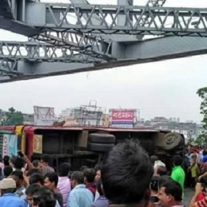  Two killed as minibus overturns on Howrah Bridge 