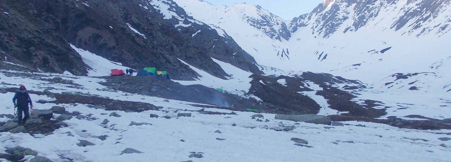  Stranded tourists rescued from Himachal s Saach Pass 