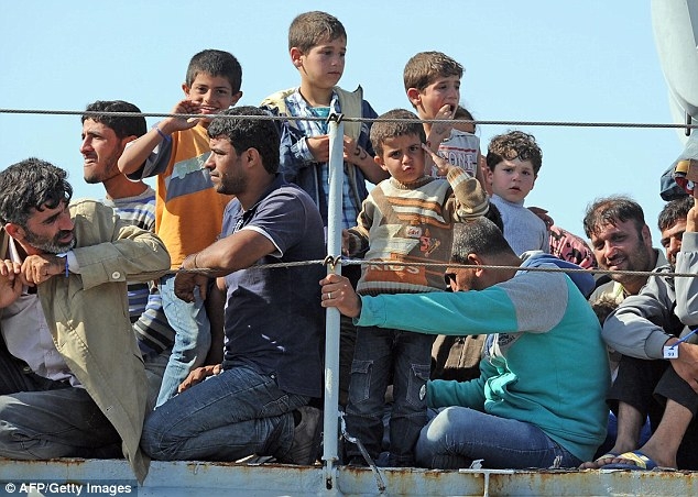  350 migrants land in Sicily, 6 traffickers held 