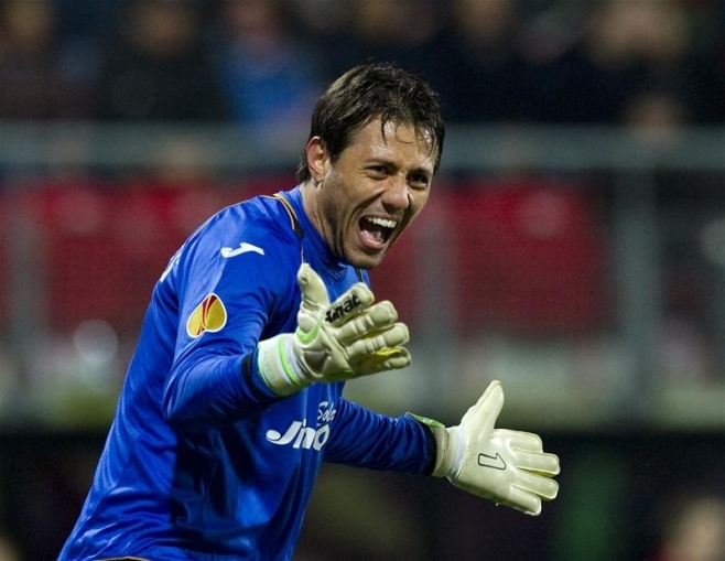  Valencia goalkeeper Alves denies move to Roma 