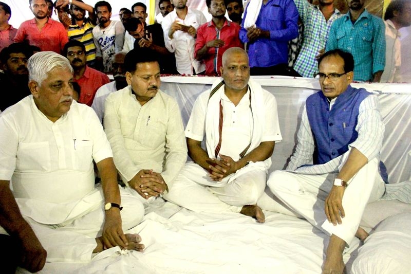 Chief Minister Chouhan expresses condolences to MLA Sanjay Sharmas family members