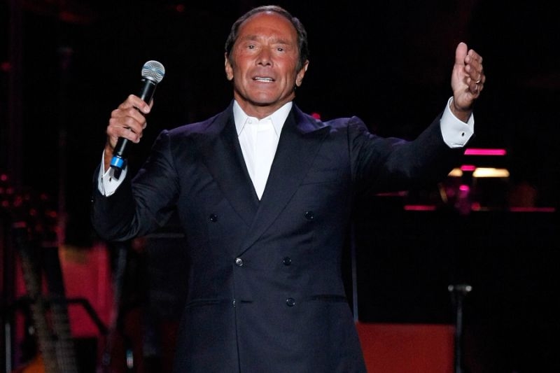  Paul Anka wins custody of son 