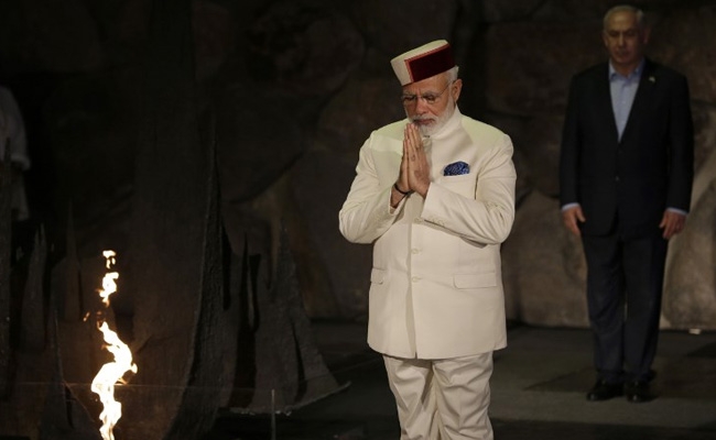  Modi visits Holocaust memorial 