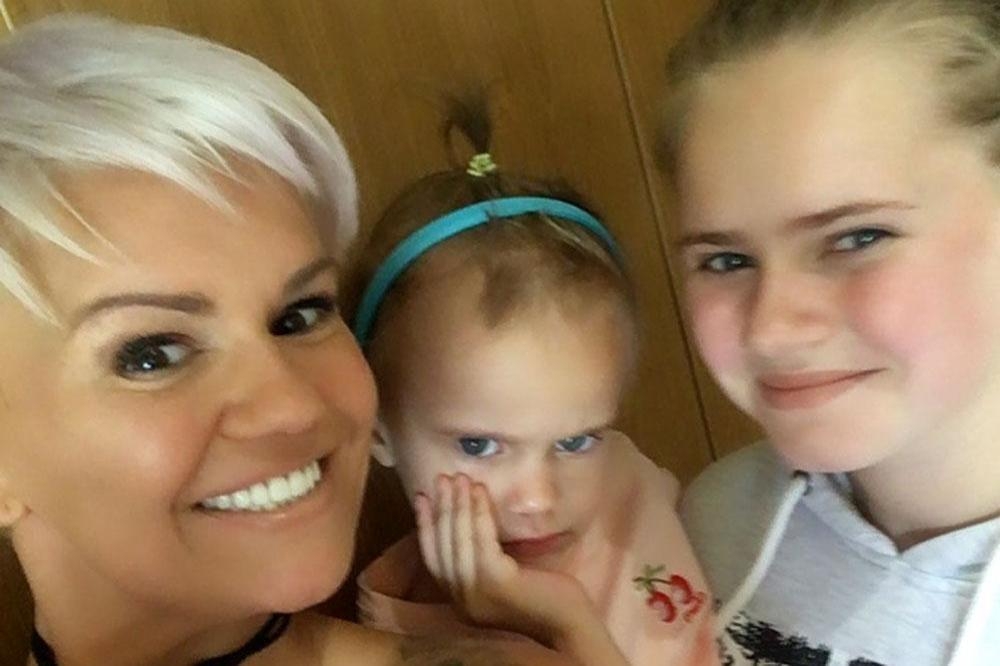  Kerry Katona cuts hair in support of daughter 
