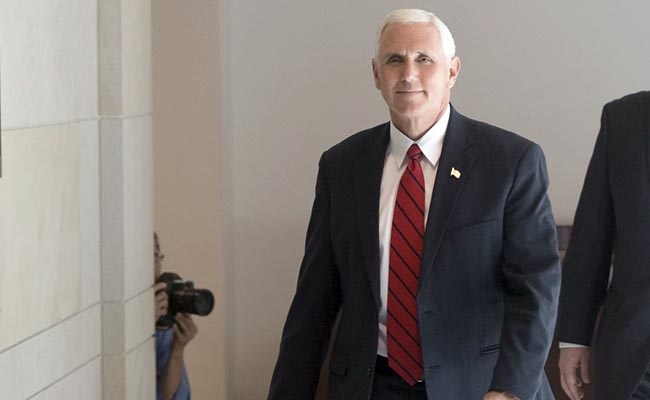  Twiteratii slam Pence for ignoring NASA sign 