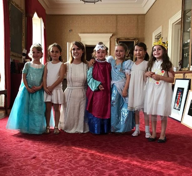 Harper Beckham gets royal treatment 