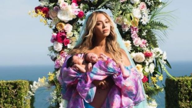  Beyonce introduces twins over social media 