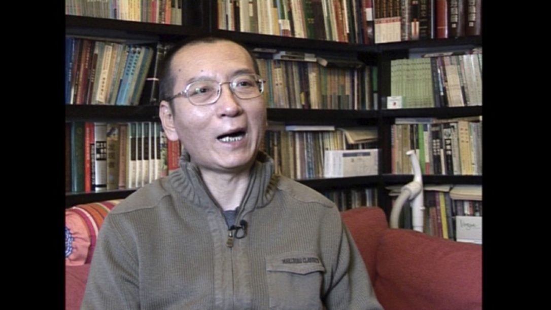  Families, friends bid farewell to Liu Xiaobo 