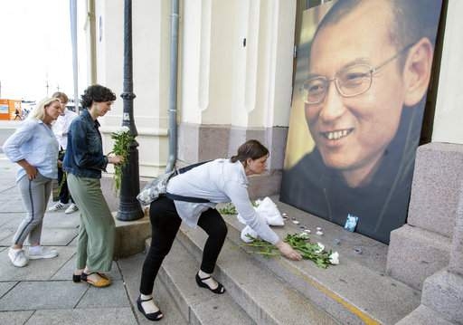  China cremates Liu Xiaobo, says his wife is  free  (Lead) 