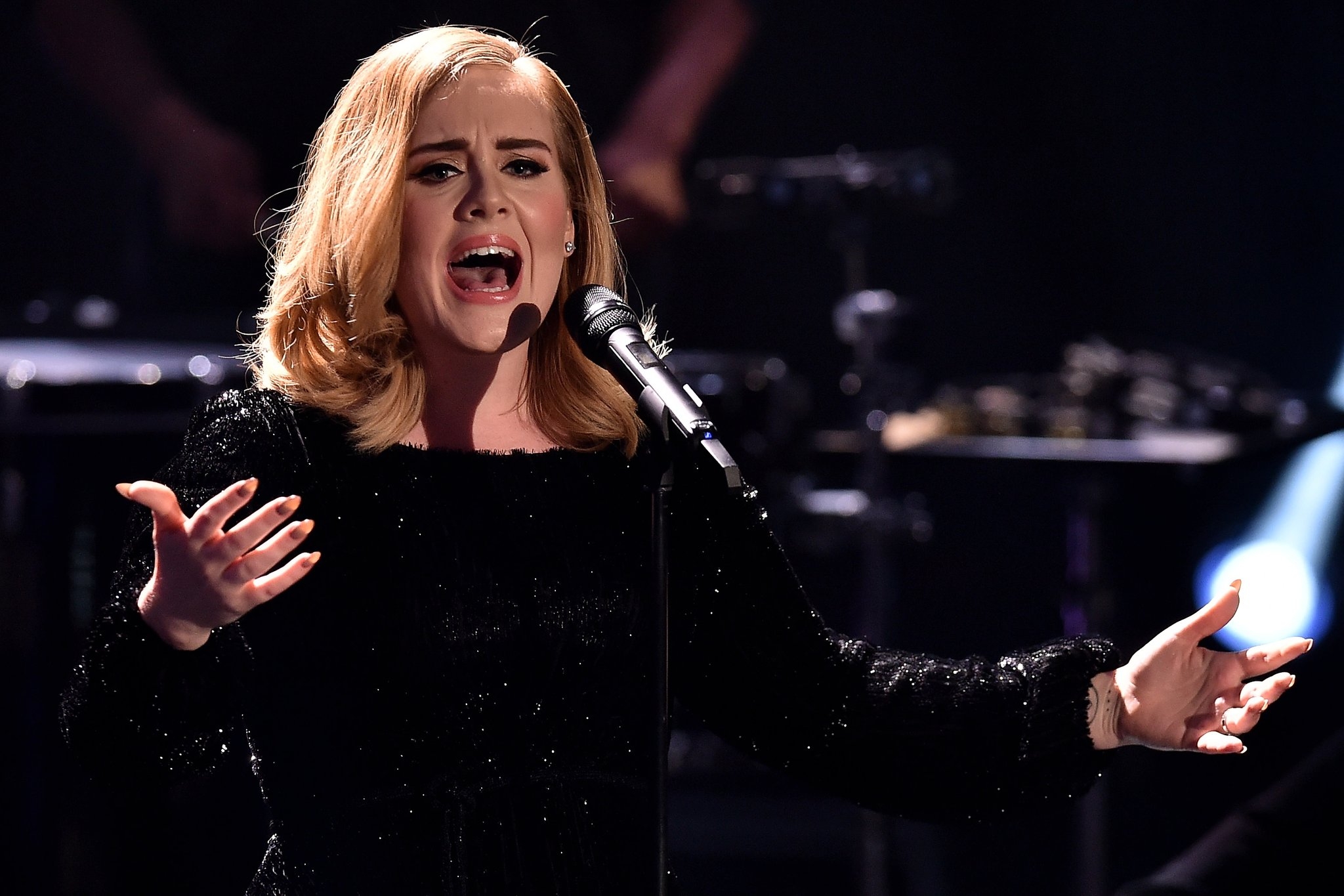  Adele still on vocal rest 