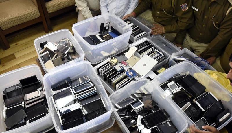  Gang busted, 779 mobile phones seized 