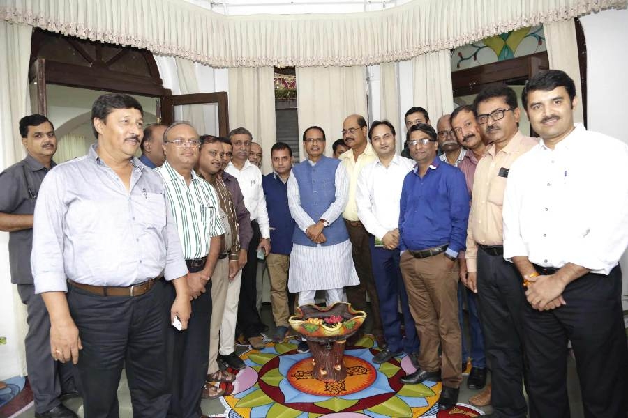Central Press Club executive body pays courtesy visit to CM Chouhan