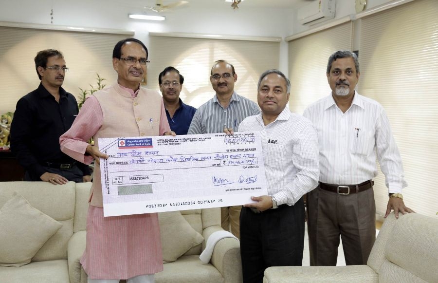NHDC entrusts CM Chouhan with over Rs 374 crore dividend cheque