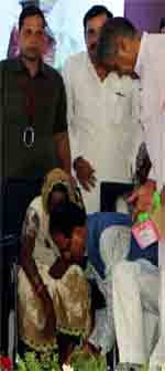 CM Chouhan gifts slippers to tendu leaf pluckers Chunni and Budhia