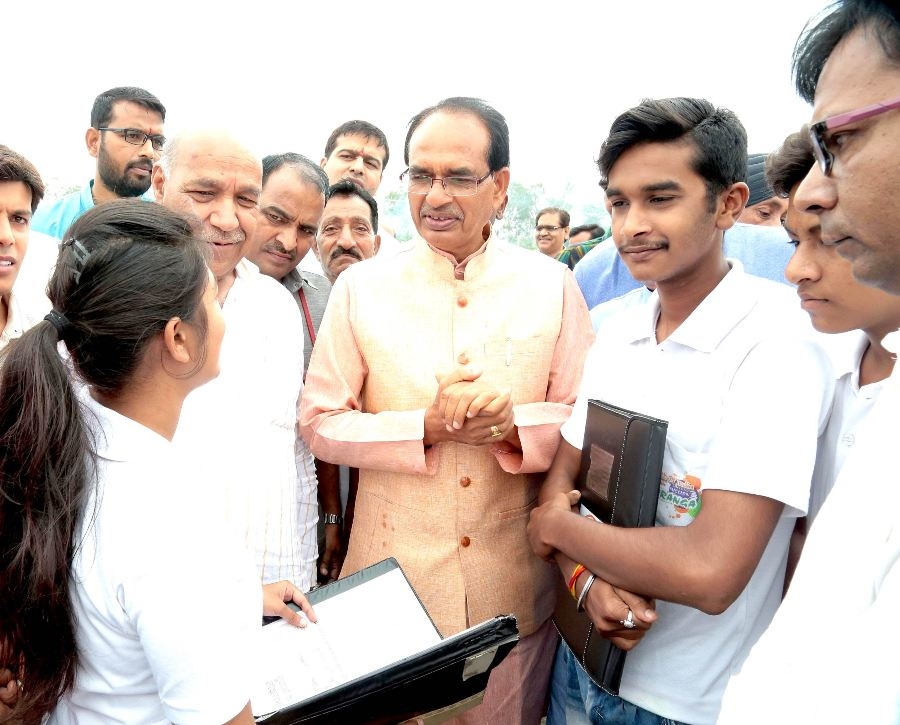 Students of Mission Tiranga Meet CM Chouhan at Ujjain